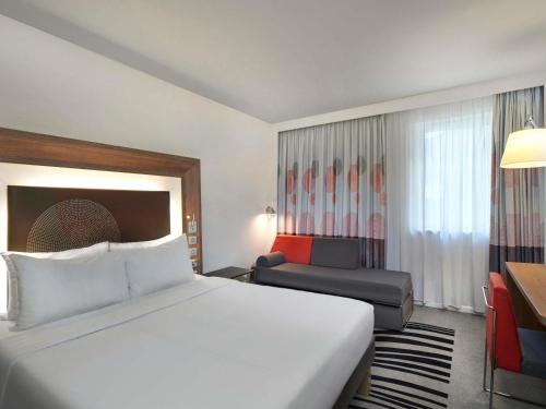 Habitación Doble Superior con sofá cama del hotel Novotel London Tower Bridge. Foto 1