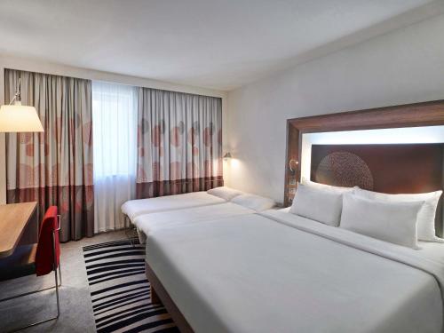 Habitación Doble Superior con sofá cama del hotel Novotel London Tower Bridge. Foto 2