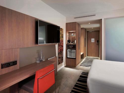 Habitación Doble Superior con sofá cama del hotel Novotel London Tower Bridge. Foto 3