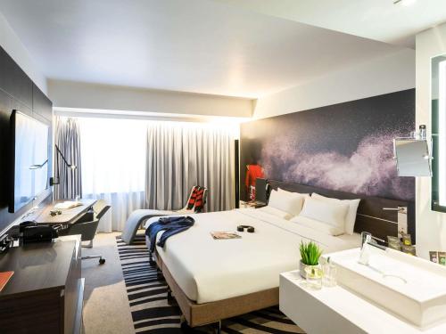Suite con cama extragrande y sofá cama del hotel Novotel London Tower Bridge. Foto 12