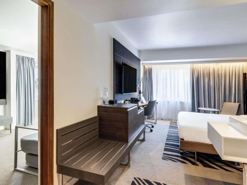 Suite con cama extragrande y sofá cama del hotel Novotel London Tower Bridge. Foto 7