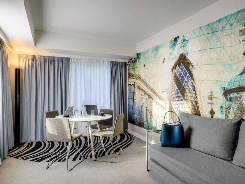 Suite con cama extragrande y sofá cama del hotel Novotel London Tower Bridge. Foto 8