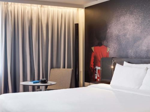 Suite con cama extragrande y sofá cama del hotel Novotel London Tower Bridge. Foto 9