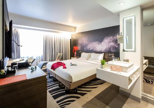 Suite con cama extragrande y sofá cama del hotel Novotel London Tower Bridge. Foto 6