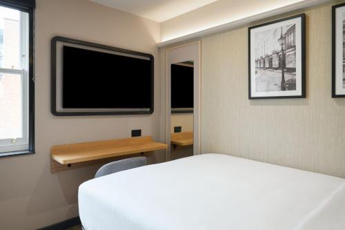 Habitación esquinera de 11 m2 del hotel Four Points Flex by Sheraton London Euston. Foto 1