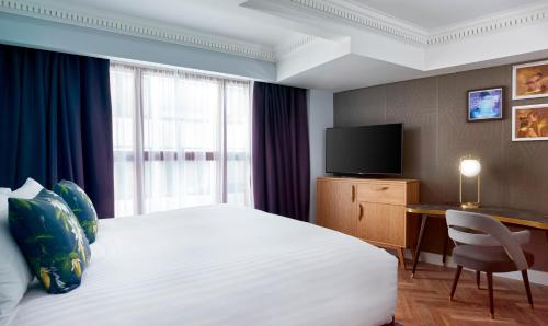 Habitación Superior con cama superextragrande del hotel NYX London Holborn by Leonardo. Foto 3