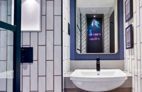 Habitación Superior con cama superextragrande del hotel NYX London Holborn by Leonardo. Foto 5