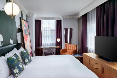 Habitación Executive con cama superextragrande del hotel NYX London Holborn by Leonardo. Foto 3