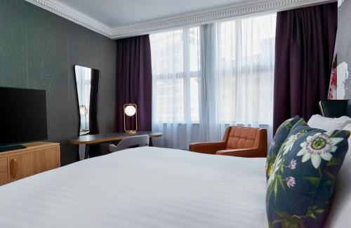 Habitación Executive con cama superextragrande del hotel NYX London Holborn by Leonardo. Foto 5