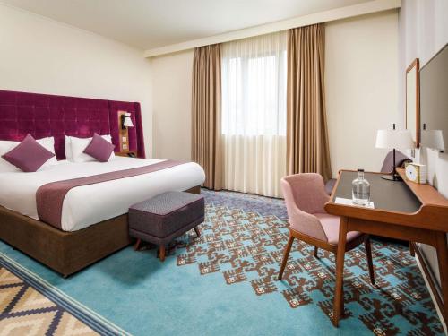 Habitación Privilege con cama grande y sofá convertible del hotel Mercure London Bridge