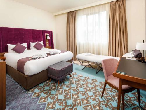 Habitación Privilege con cama grande y sofá convertible del hotel Mercure London Bridge. Foto 1