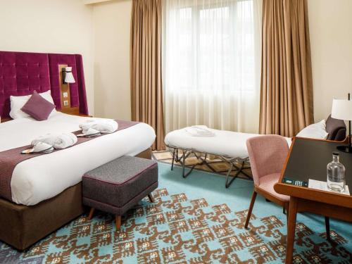 Habitación Privilege con cama grande y sofá convertible del hotel Mercure London Bridge. Foto 3