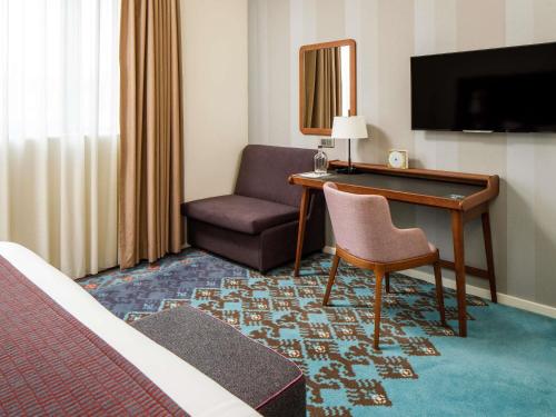 Habitación Privilege con cama grande y sofá convertible del hotel Mercure London Bridge. Foto 4
