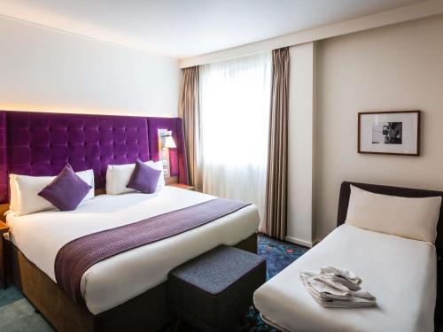 Habitación Privilege con cama grande y sofá convertible del hotel Mercure London Bridge. Foto 5