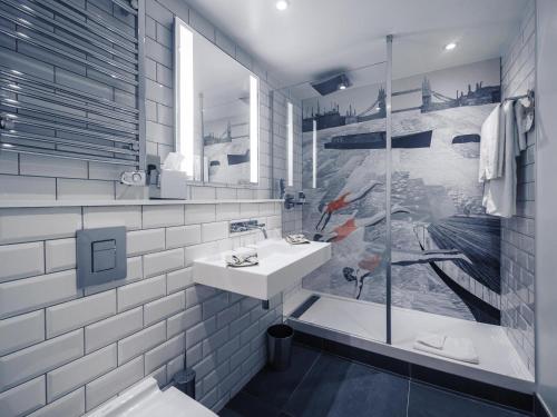 Suite Junior con cama doble grande y sofá cama del hotel Mercure London Bridge