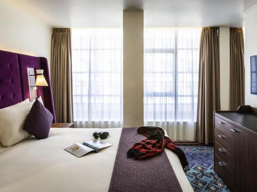 Suite Junior con cama doble grande y sofá cama del hotel Mercure London Bridge. Foto 1
