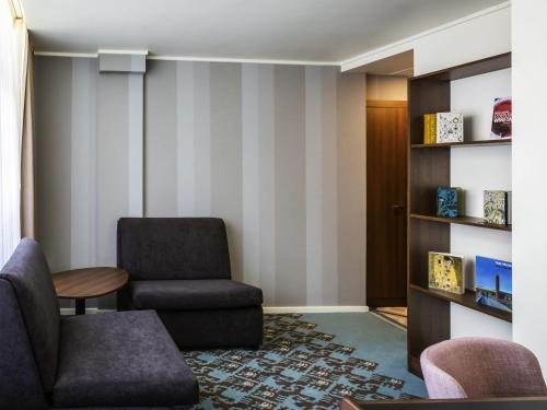 Suite Junior con cama doble grande y sofá cama del hotel Mercure London Bridge. Foto 3
