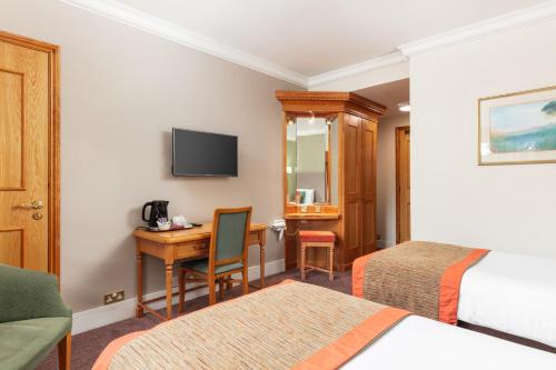 Habitación Doble - 2 camas del hotel Coulsdon Manor and Golf Club. Foto 7