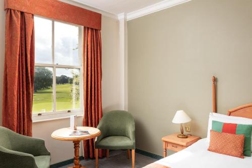 Habitación Doble Estándar con vistas al jardín del hotel Coulsdon Manor and Golf Club. Foto 9