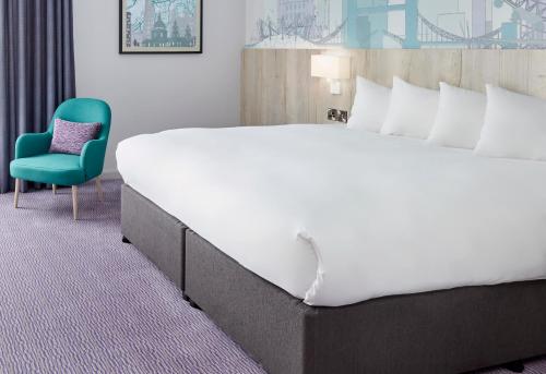 Habitación Superior con cama extragrande del hotel Leonardo London Croydon