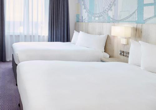 Habitación Triple Estándar del hotel Leonardo London Croydon. Foto 1