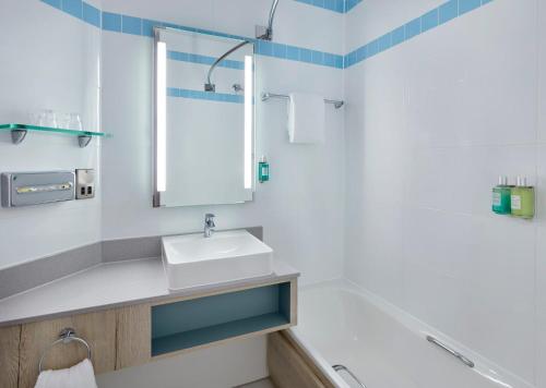 Habitación Triple Estándar del hotel Leonardo London Croydon. Foto 3