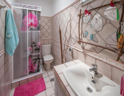 Habitación con cama grande del hotel Los Duendes Del Sur. Foto 3