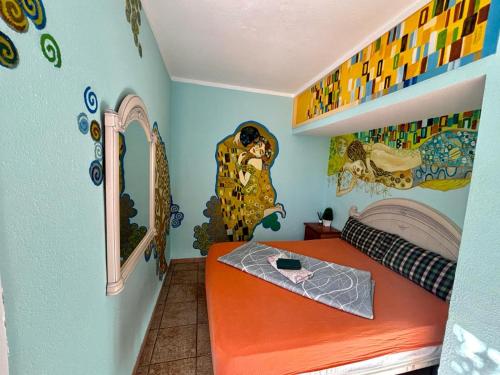 Habitación con cama grande del hotel Los Duendes Del Sur. Foto 1