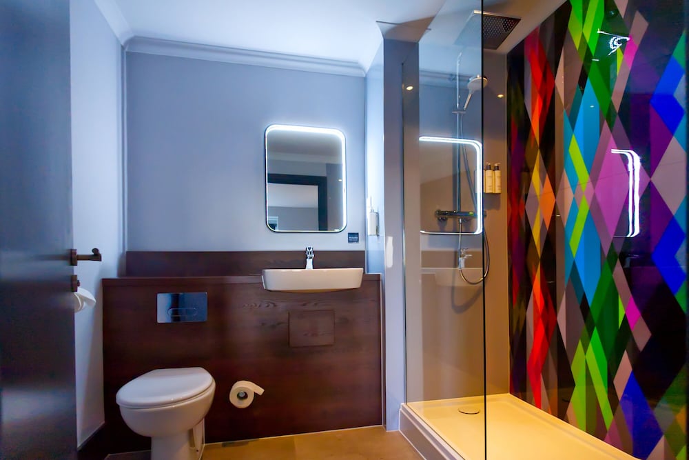 Habitación Club del hotel Village Manchester Hyde. Foto 4