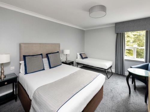 Habitación Familiar para 3 con 1 cama doble y 1 cama individual extraíble del hotel Mercure Manchester Norton Grange and Spa
