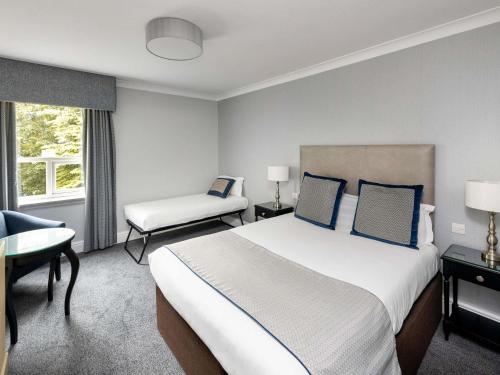 Habitación Familiar para 3 con 1 cama doble y 1 cama individual extraíble del hotel Mercure Manchester Norton Grange and Spa. Foto 3