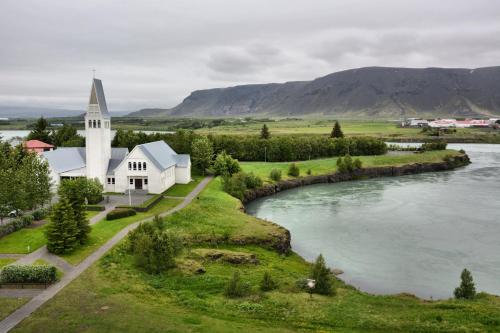 Habitación Doble con vistas al río - Cama extragrande del hotel Selfoss. Foto 4