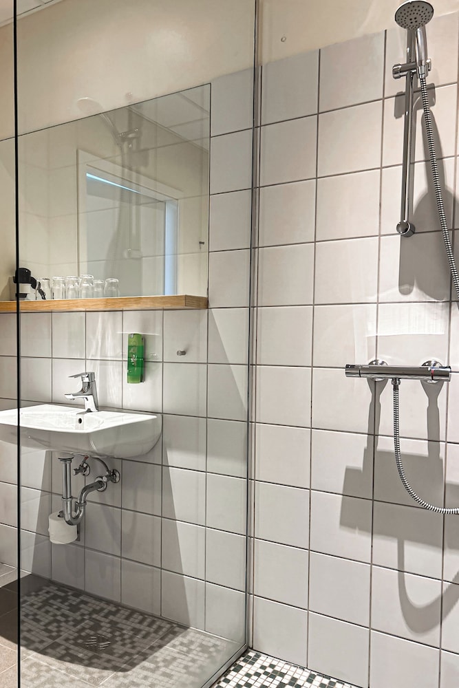 Habitación cuádruple estándar, baño privado del hotel Jökull. Foto 4