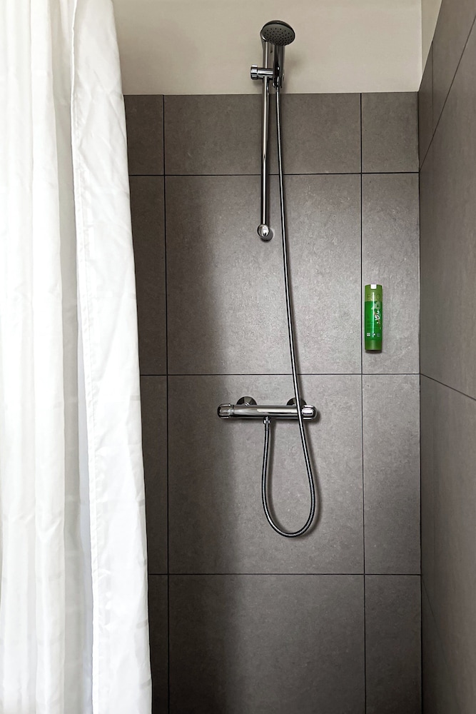 Habitación triple, baño privado del hotel Jökull. Foto 14