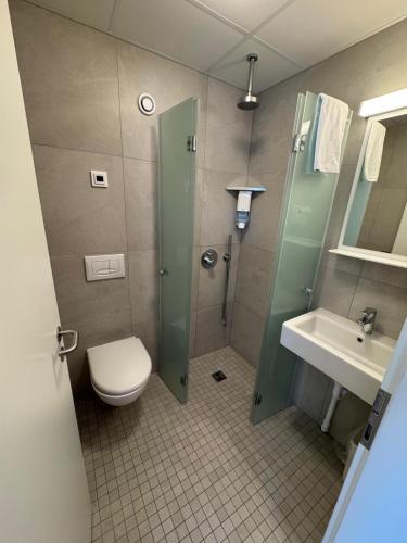 Habitación Doble con baño privado - 2 camas del hotel Hótel Borgarnes. Foto 2