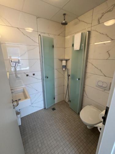 Habitación Doble con baño privado - 2 camas del hotel Hótel Borgarnes. Foto 6