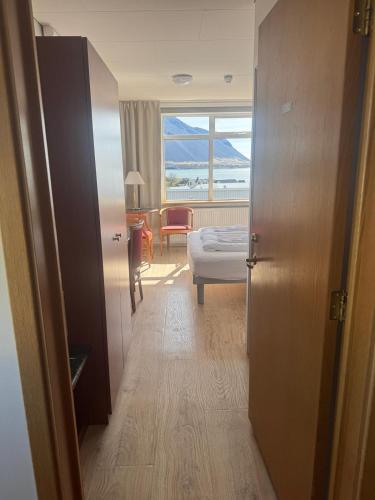 Habitación doble con baño privado del hotel Hótel Borgarnes. Foto 4
