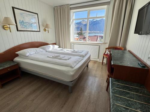 Habitación doble con baño privado del hotel Hótel Borgarnes. Foto 5