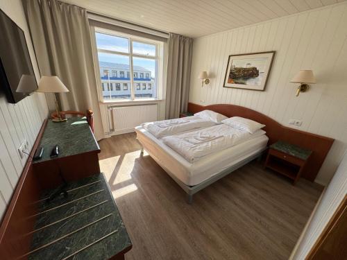 Habitación doble con baño privado del hotel Hótel Borgarnes. Foto 7