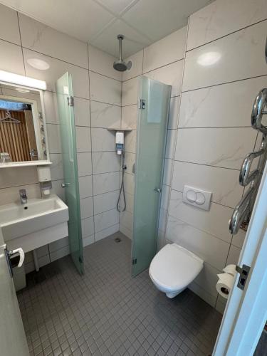 Habitación Triple con baño privado del hotel Hótel Borgarnes. Foto 5