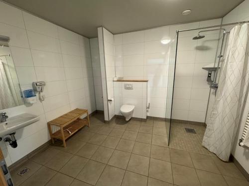 Habitación Cuádruple con baño del hotel Hótel Borgarnes. Foto 3