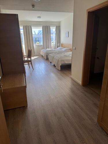 Habitación Cuádruple con baño del hotel Hótel Borgarnes. Foto 4