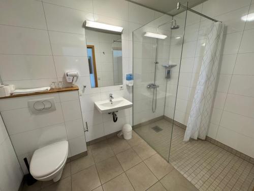 Habitación Cuádruple con baño del hotel Hótel Borgarnes. Foto 7