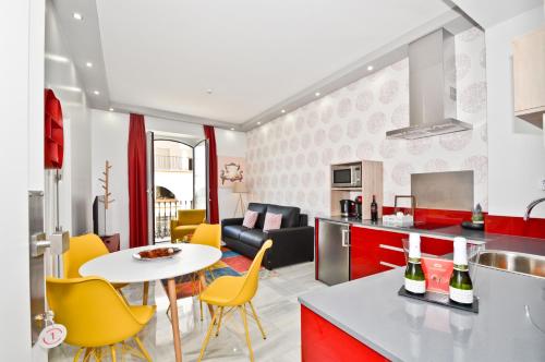 Apartamento Superior con balcón del hotel The Zentral Arenal Suites. Foto 1