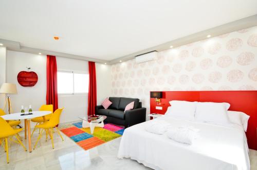 Estudio ático con terraza privada del hotel The Zentral Arenal Suites. Foto 1