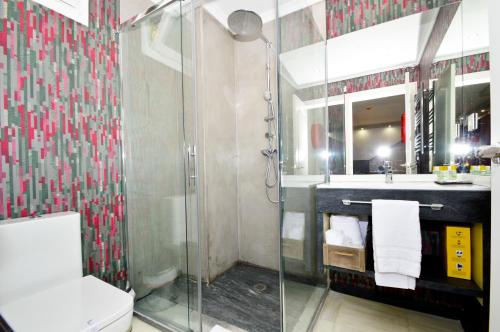 Estudio ático con terraza privada del hotel The Zentral Arenal Suites. Foto 3