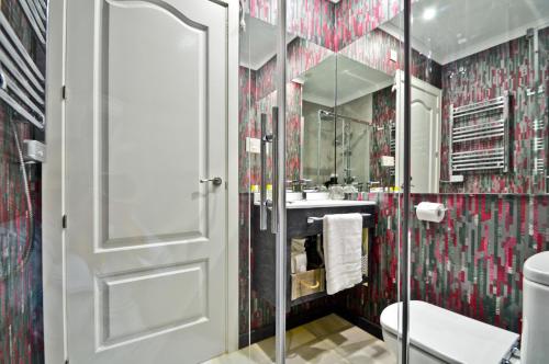 Apartamento Superior con balcón del hotel The Zentral Arenal Suites. Foto 2