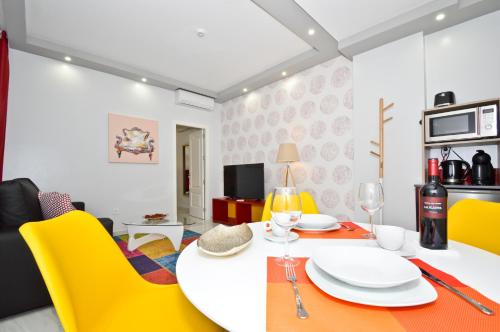 Apartamento de 1 dormitorio con sofá cama del hotel The Zentral Arenal Suites. Foto 2