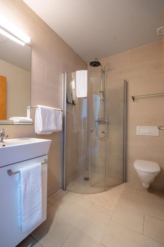 Habitación Doble Deluxe con vistas a la montaña - 1 o 2 camas del hotel Laki. Foto 6