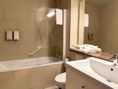 Habitación Triple con bañera del hotel Laki. Foto 2